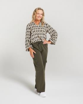 BWY8737-Top-Gravel-BWY8720-Pant-Spruce-Front-tucke